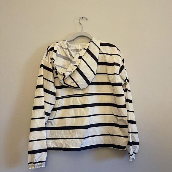 Thread and supply rain jacket size medium - Picture 5 of 5